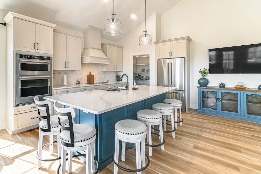 Lake View + Deck: Group Getaway in Grand Rivers!