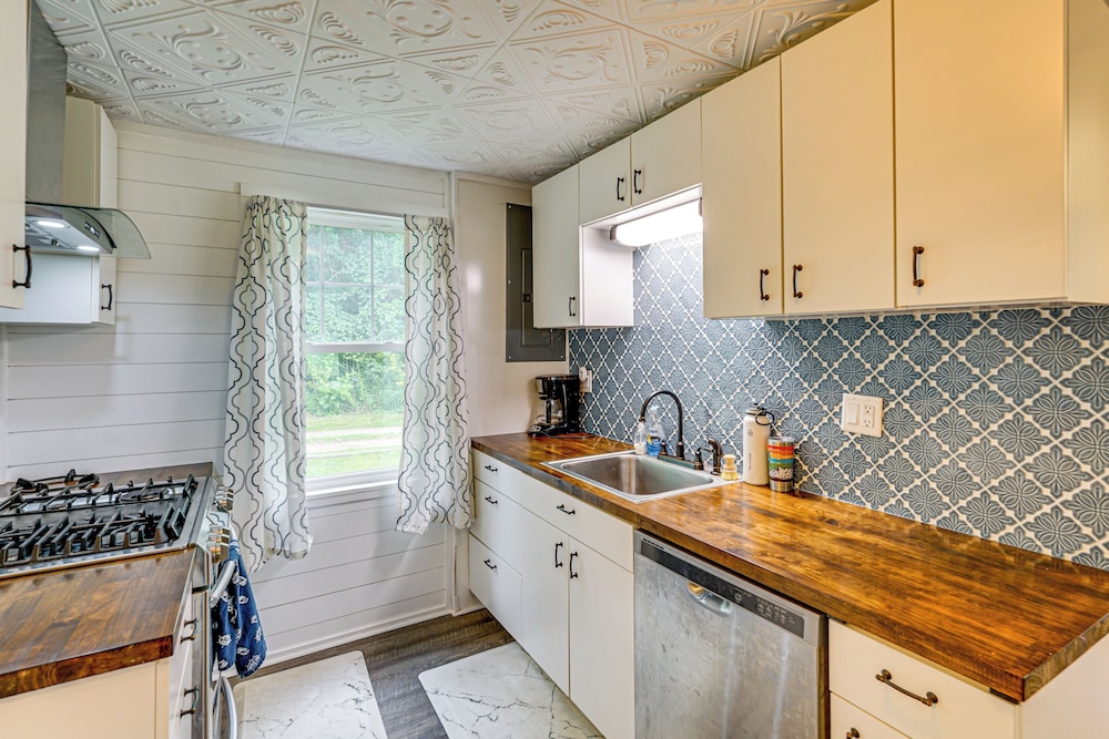 Walk to Cranberry Lake: Quaint Family Cottage