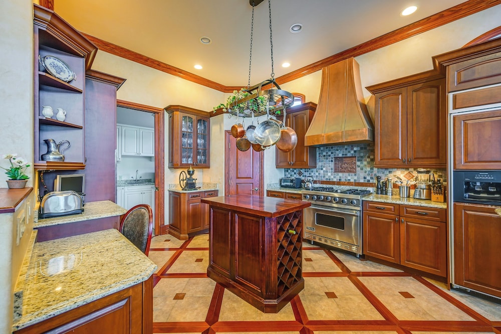 Waterfront Stunner: Effortless Elegance in Naples!