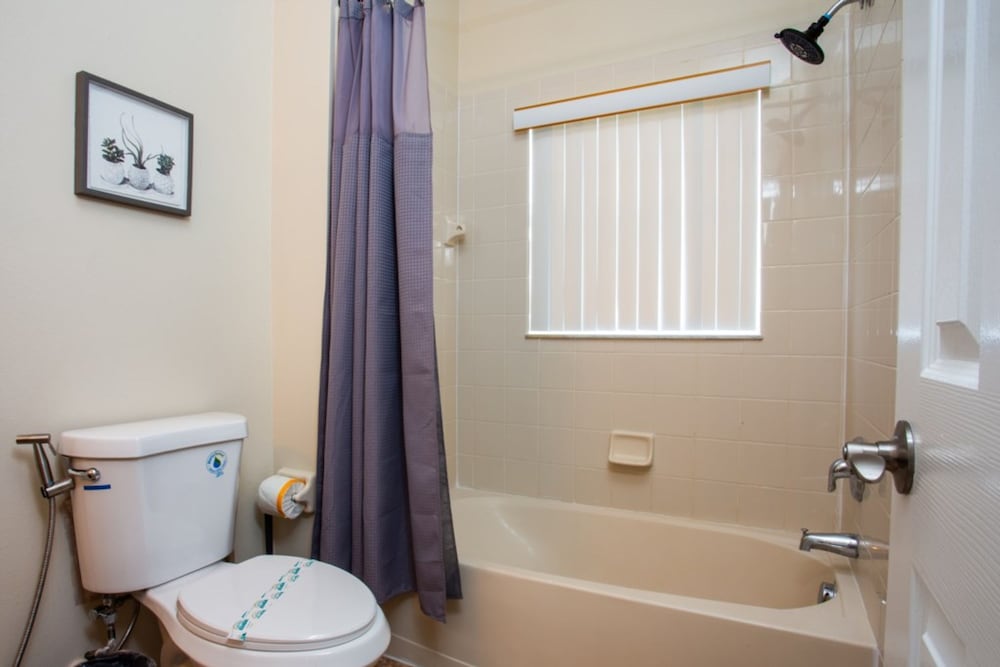 Cheerful 5 bed - 4 Bath Spacious Home