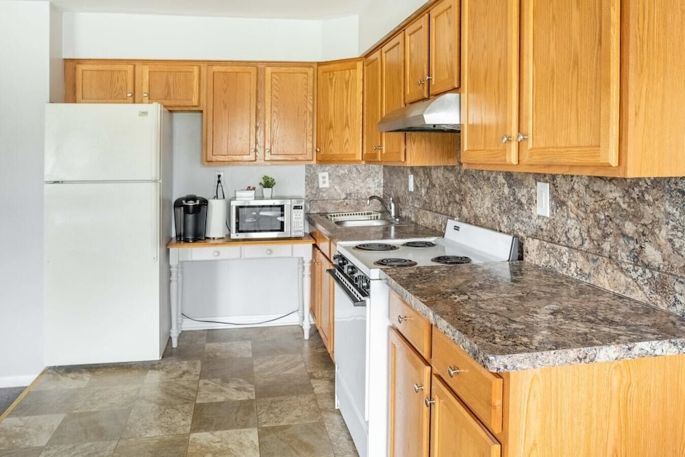 Spacious 3-bed Suite in Browntown, Near Dining & Fun