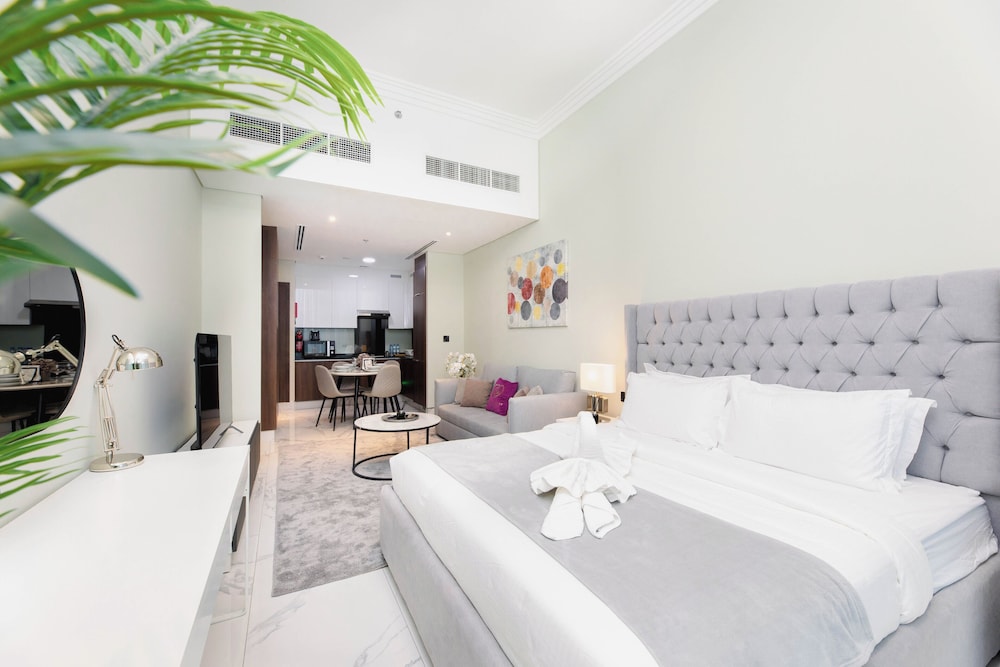SIMPLY COMFORT Urban Chic Suites in J One Tower City & Canal Views