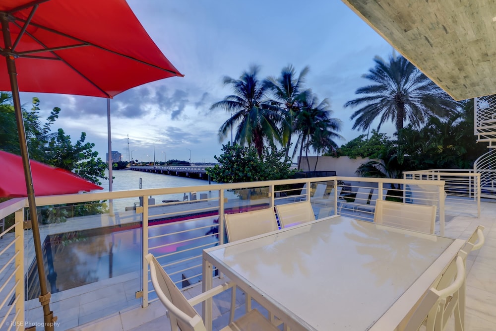 Miami Stunning Waterfront Villa Escape