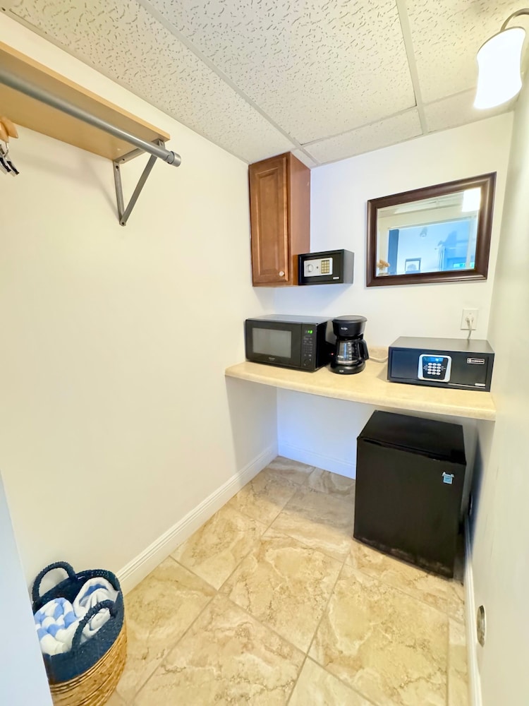 Islands Inn on the Drive - Poolside Paradise Suite - A1
