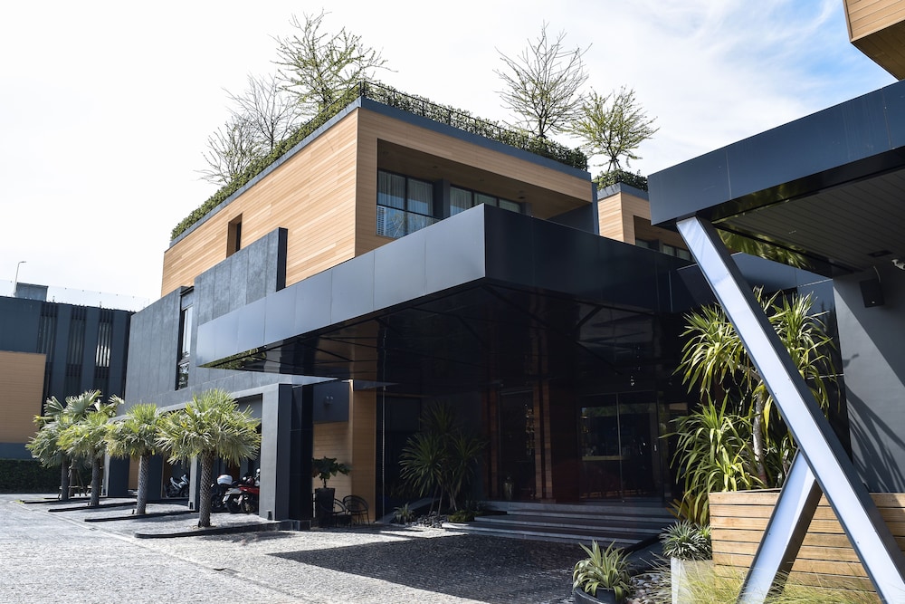 Hotel Glam Habitat Hotel - Image 1