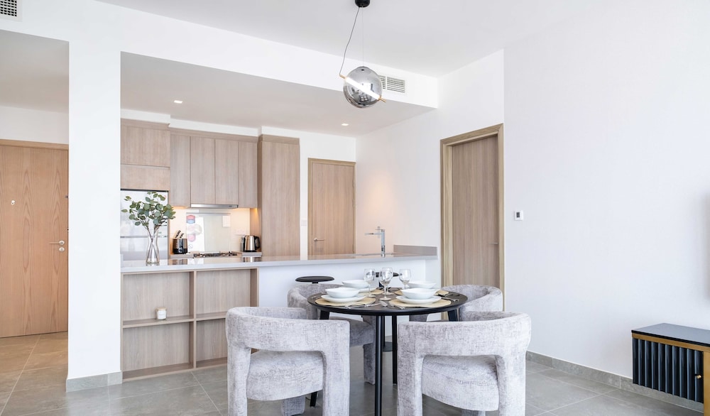 LUX  The Dubai Marina Skyline Suite