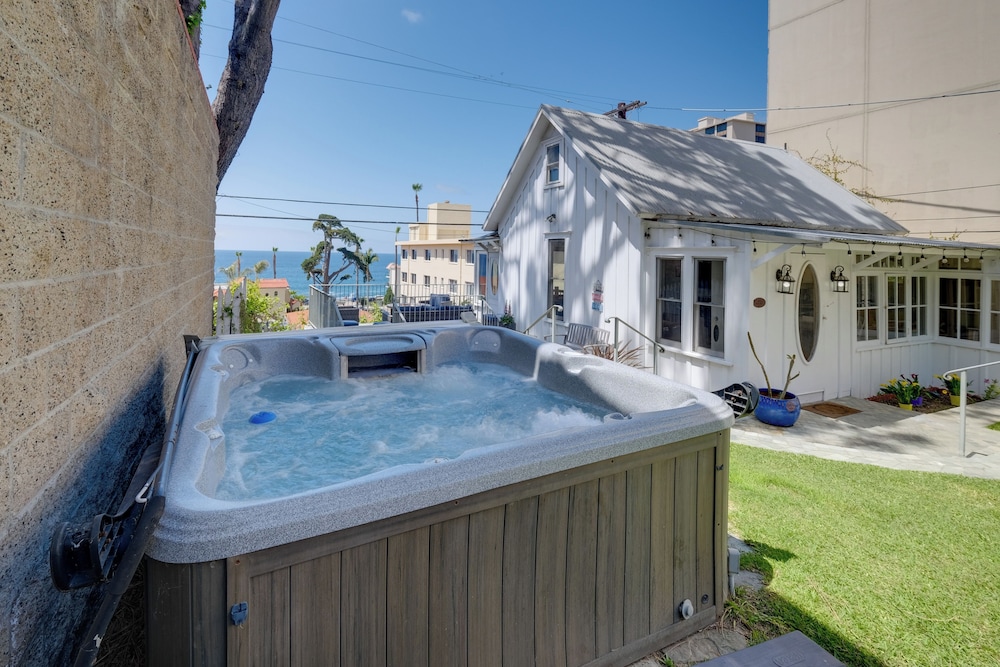 Walk to La Jolla Cove: Dtwn Cottage w/ Ocean View!