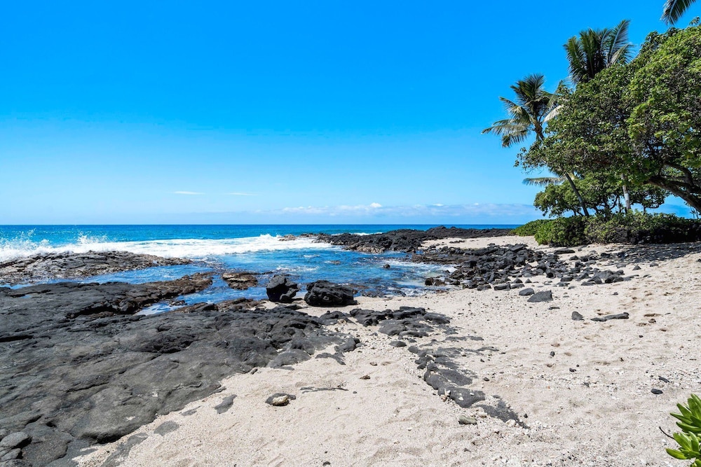 Oceanfront Elegance 2BR w/ Panoramic Views, Pool, Lanai + Concierge - Vrkcv