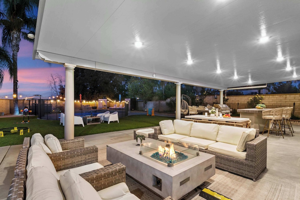 Luxury Pool Home w Theater Games & Mountain View