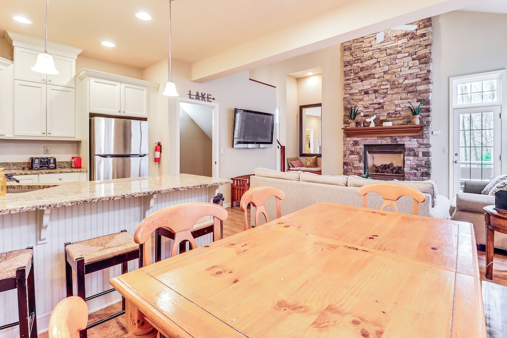 Boulder Lake Access: Townhome w/ Deck!