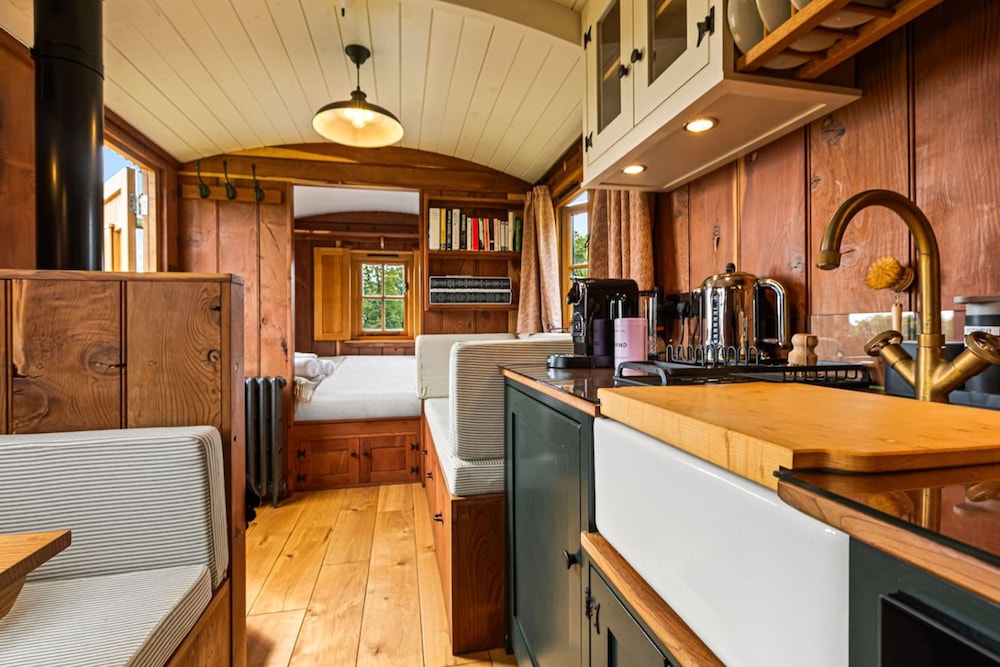 Drovers Hill at Stonor - Redwood - Shepherds hut