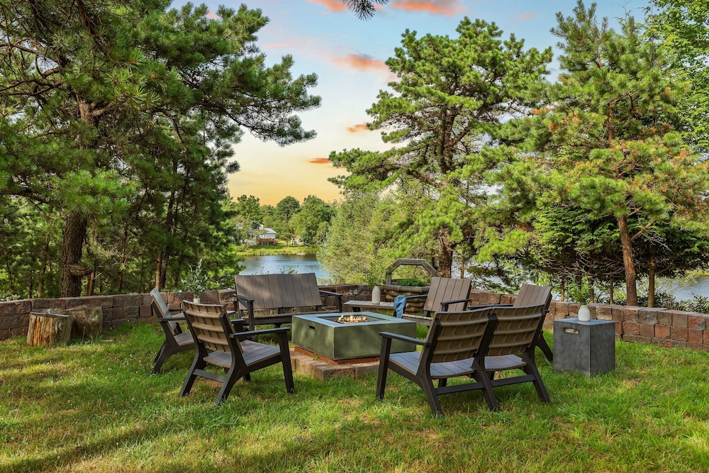 For Lake Sake by Avantstay Lakefront Hot Tub View