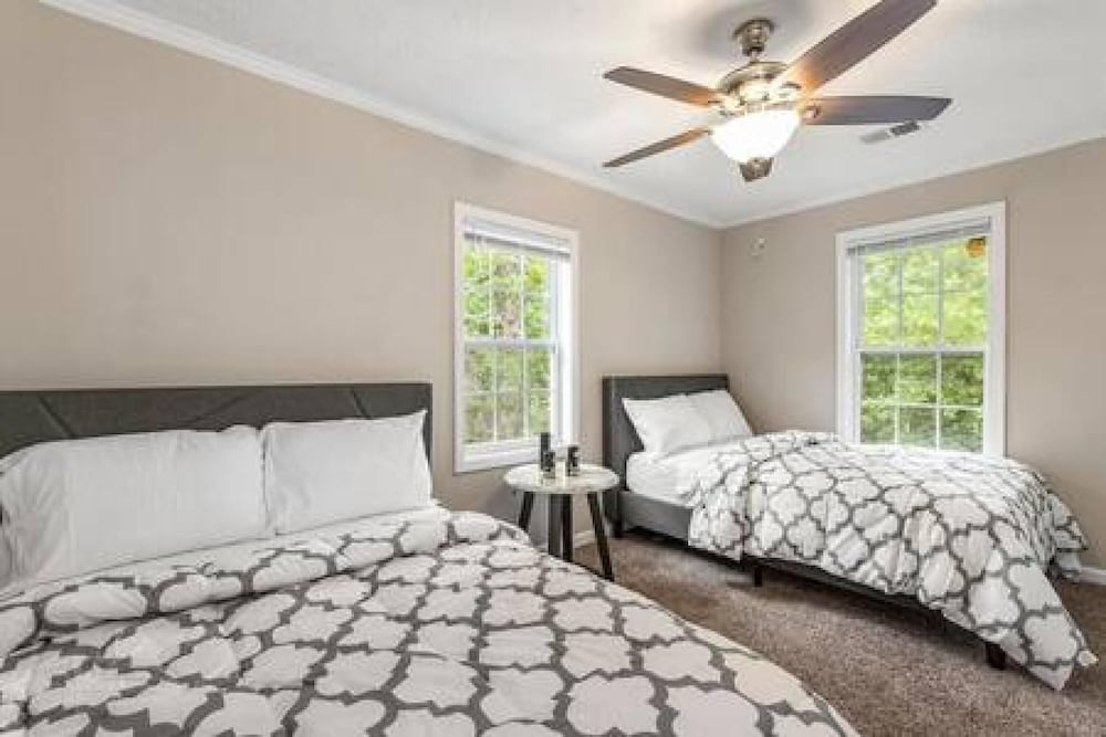 The Southern Oasis 5-bedrooms A Location Sleeps 12 view 2