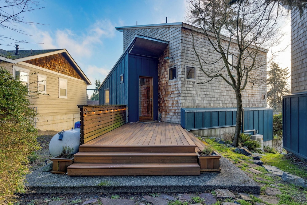 Deck Views, Fire Pit, Pool, 3 Mins to Beach Madrona Tree Retreat by Avantstay