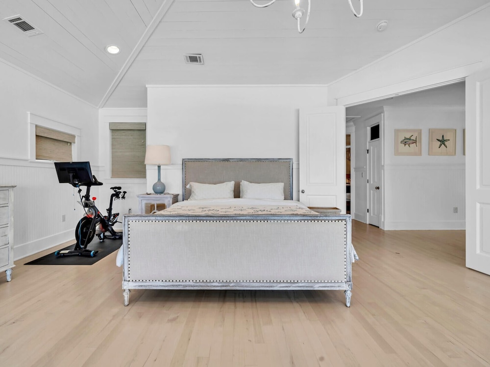 4BR Beachfront Home With Hot tub & Private Beach Access!