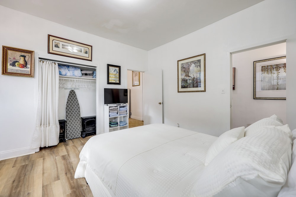 Steps to Food & Shops: Cozy Condo in Jacksonville!