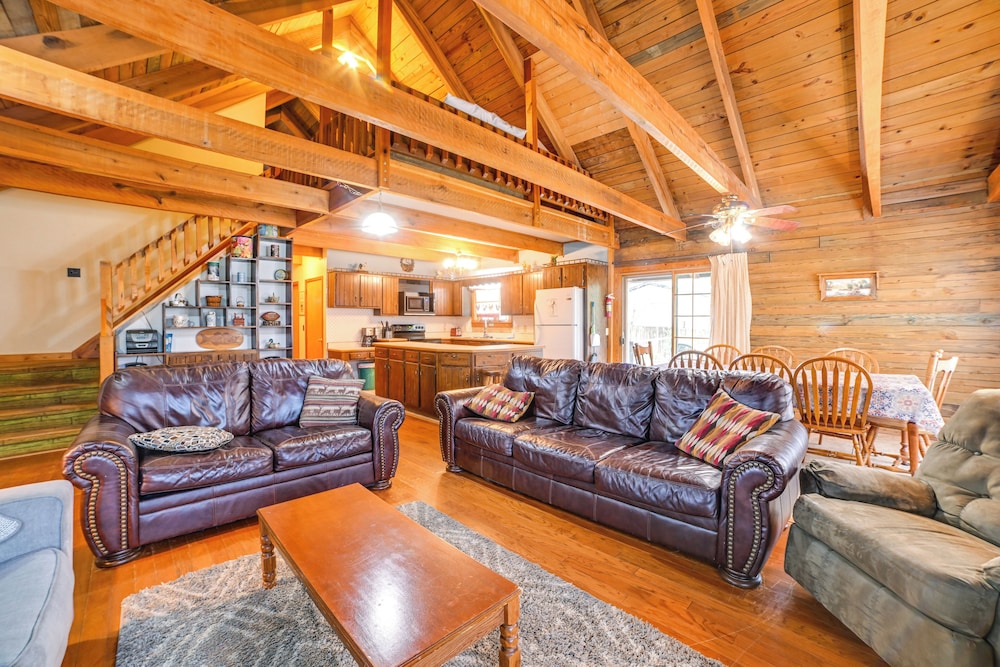Game Room & Decks: Family Cabin in Springville!