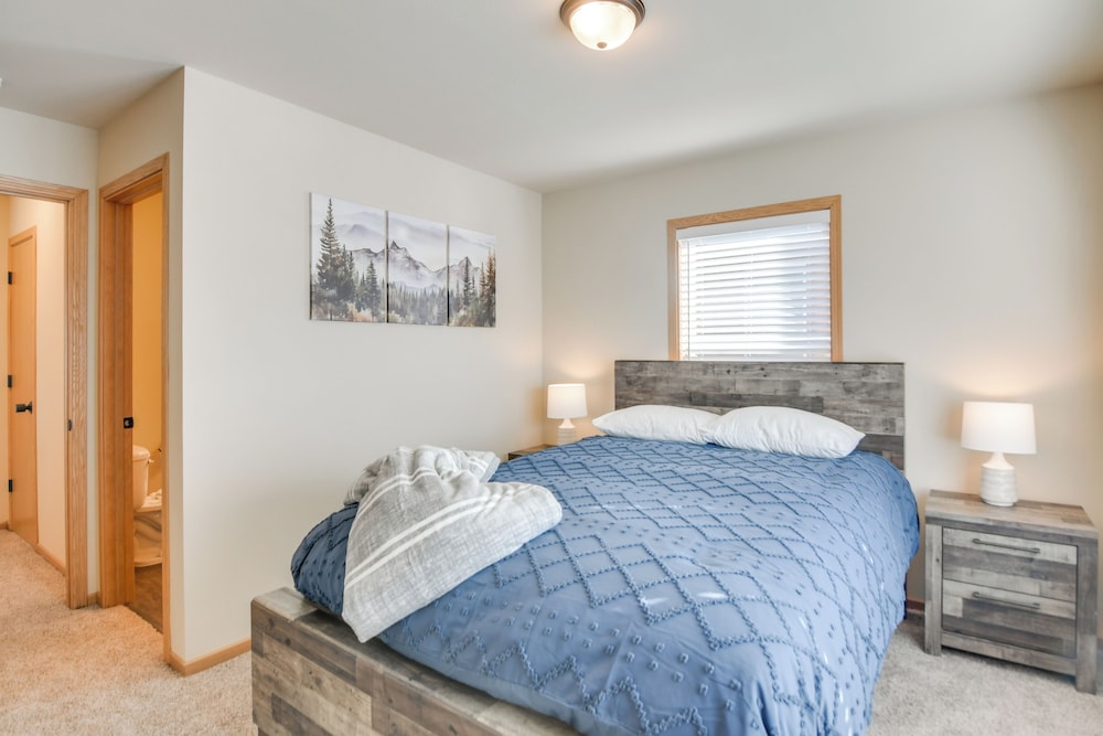 4 Mi to Granby Ranch: Cabin w/ Hot Tub Access!