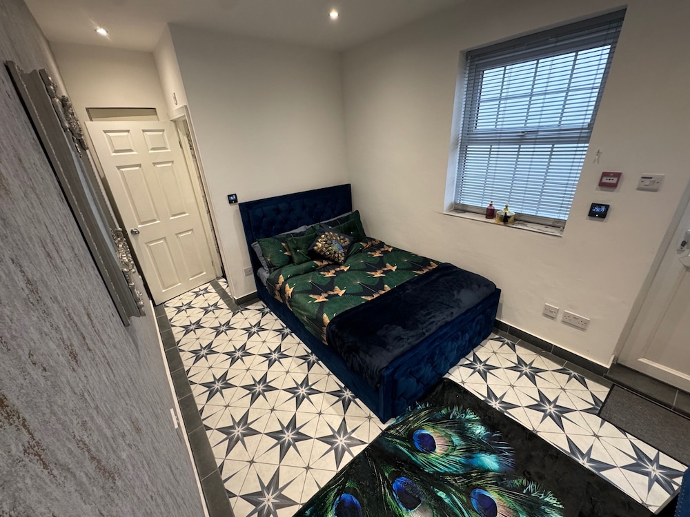 Gloucester - Apartment - Sleeps 2 - Parking - 97ws