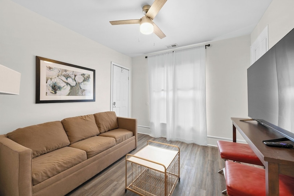 Detroit Escape: 2BR Apartment for 7 w/ Wifi