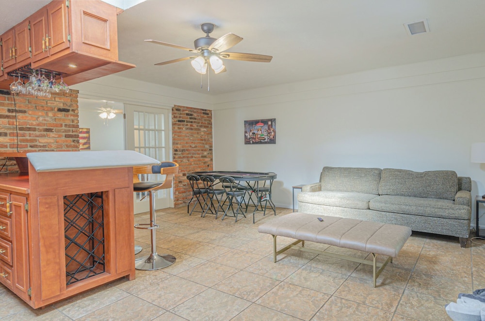 Relaxing 3BR Getaway with Pool and games