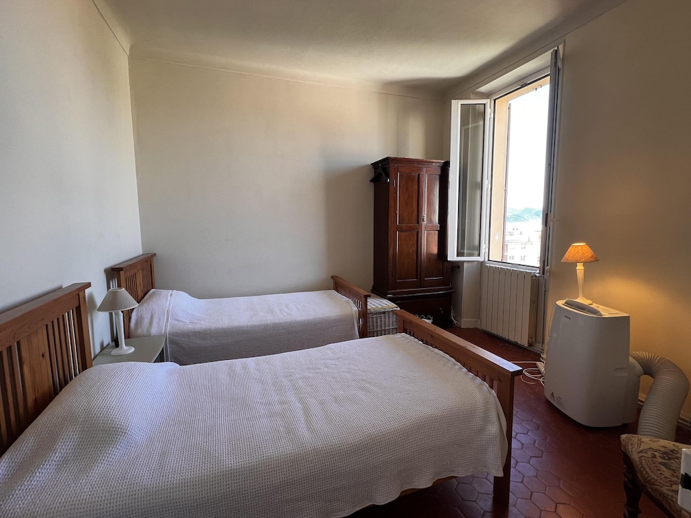 Charming 2 Bed Apartment With Balcony Located in Cannes Old Town Easy Walk to the Palais and Beaches - 120
