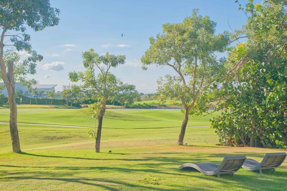 Modern Villa w Golf and Lake View in Beach Resort