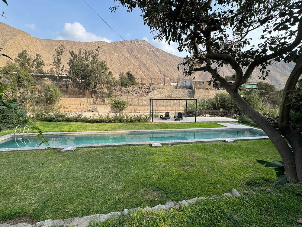w Elegant 7BR Home w Pool in Santa Eualia