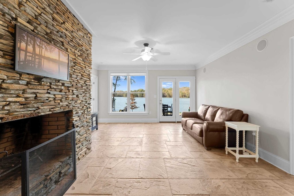 Sunset Pointe by Avantstay Waterfront, Beach, Fire Pit Sleeps 14 5bdr 4BA