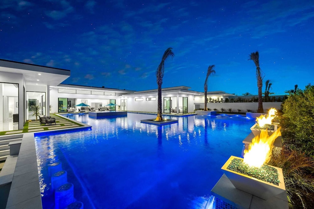 Sleeps 20 Spacious Retreat Pool & Hot Tub Retreat Bravo Villa #4 by Avantstay