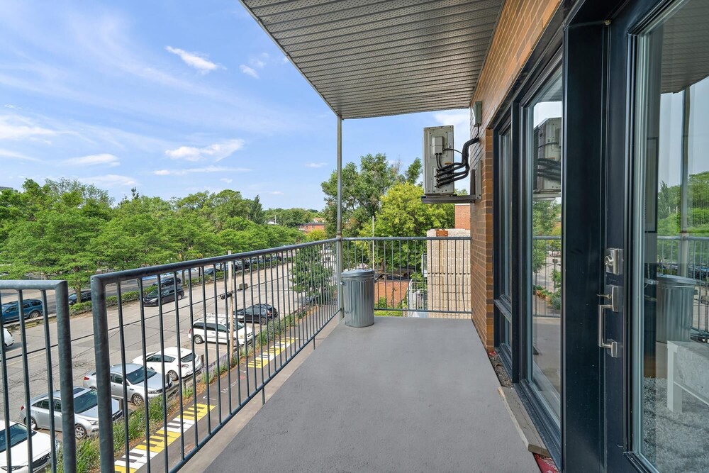 Private Roof top Patio Downtown Metro Frontenac - Image 1