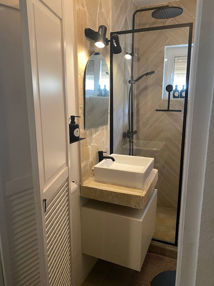 Palm Beach Vacaysuites - Garden Suite - Poolside