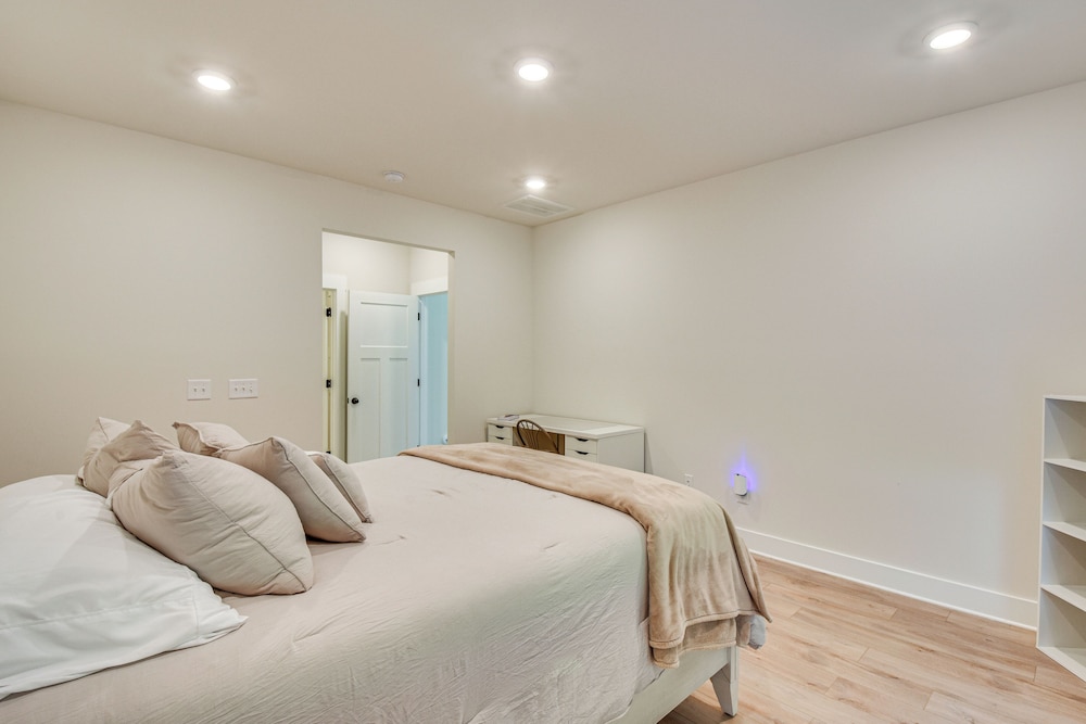 5 Mi to Memorial Stadium & Beach: Modern Townhome