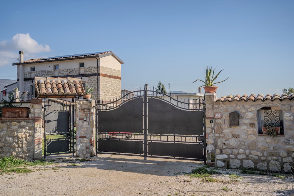 Casale nel Verde con Piscina e Vista