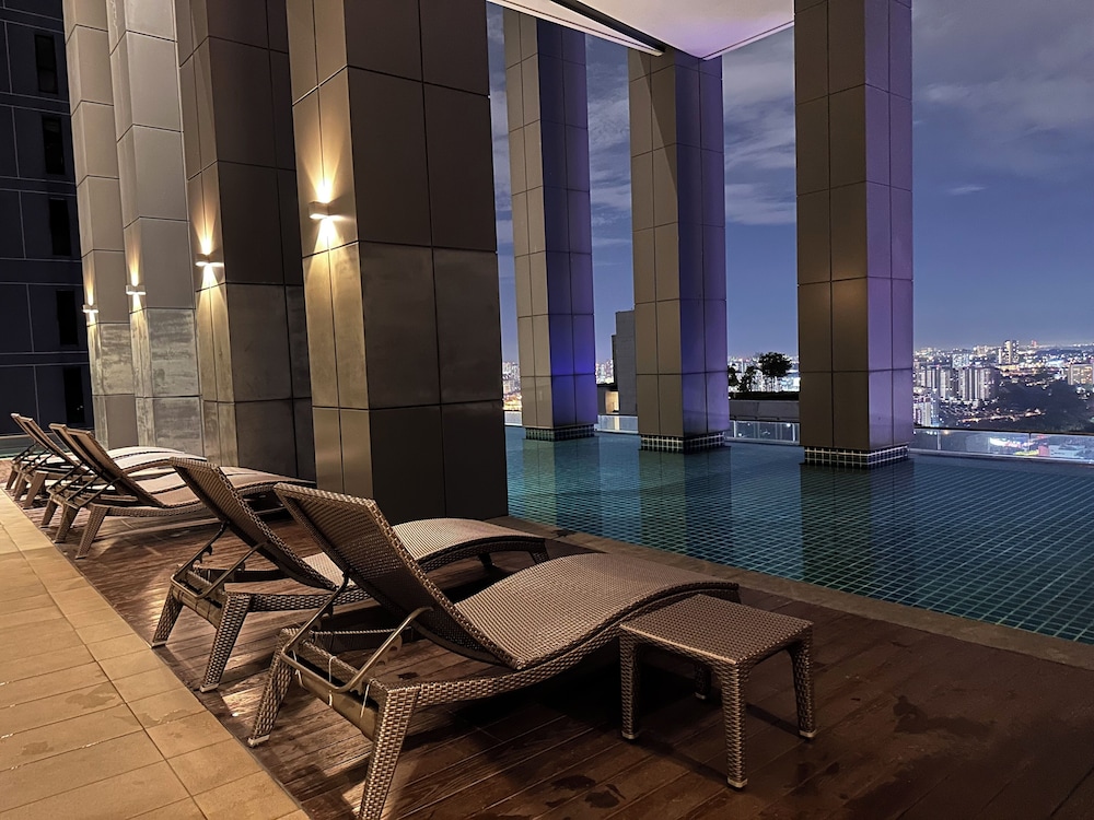Skyline Luxe 4BR Retreat with En-suites
