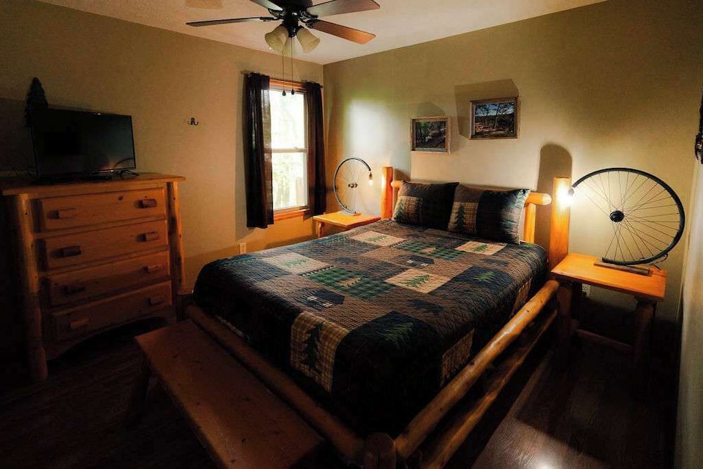 Cheerful Two Bdrm Cabin With Hot Tub & Pet Friendly