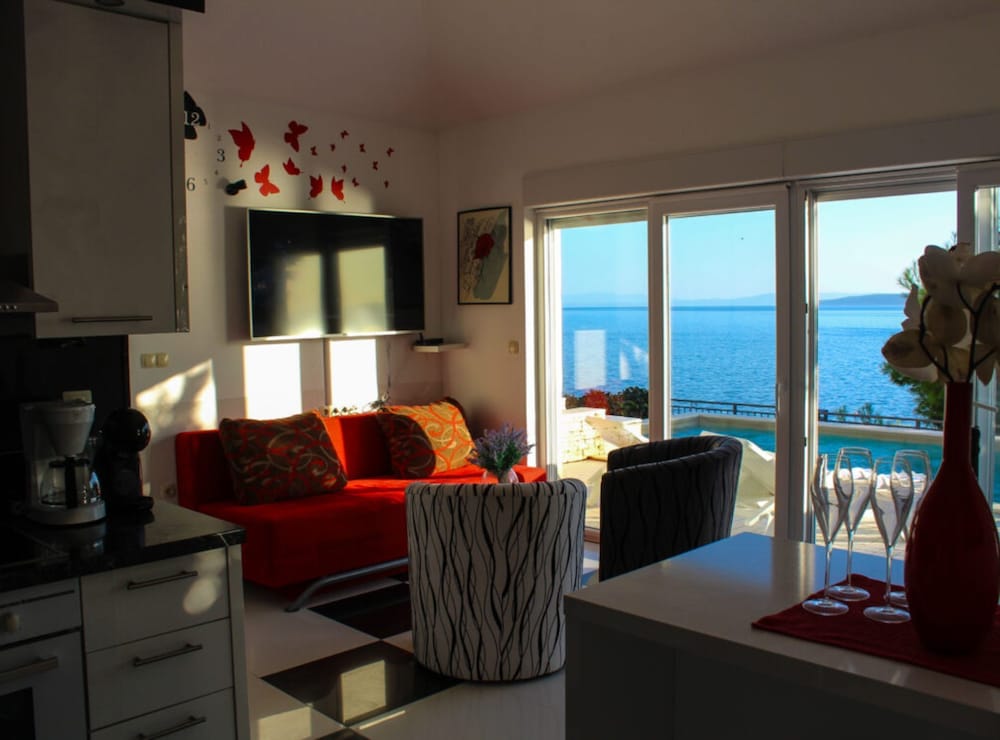 Seafront Apartment Sea Relax With Private Pool