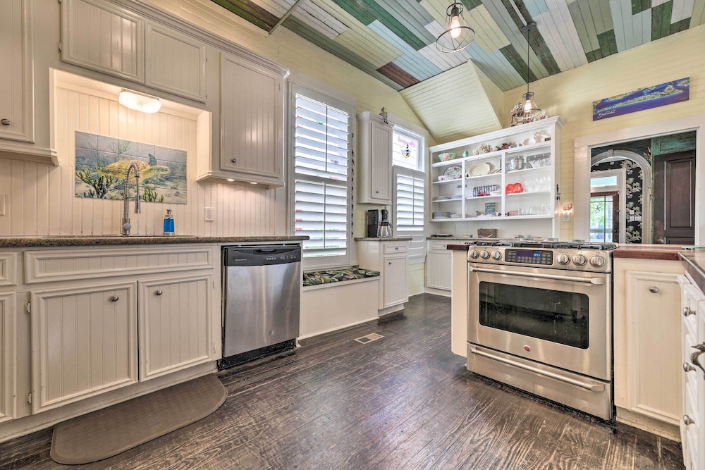 Historic Galveston Hideaway, Walk to the Beach!