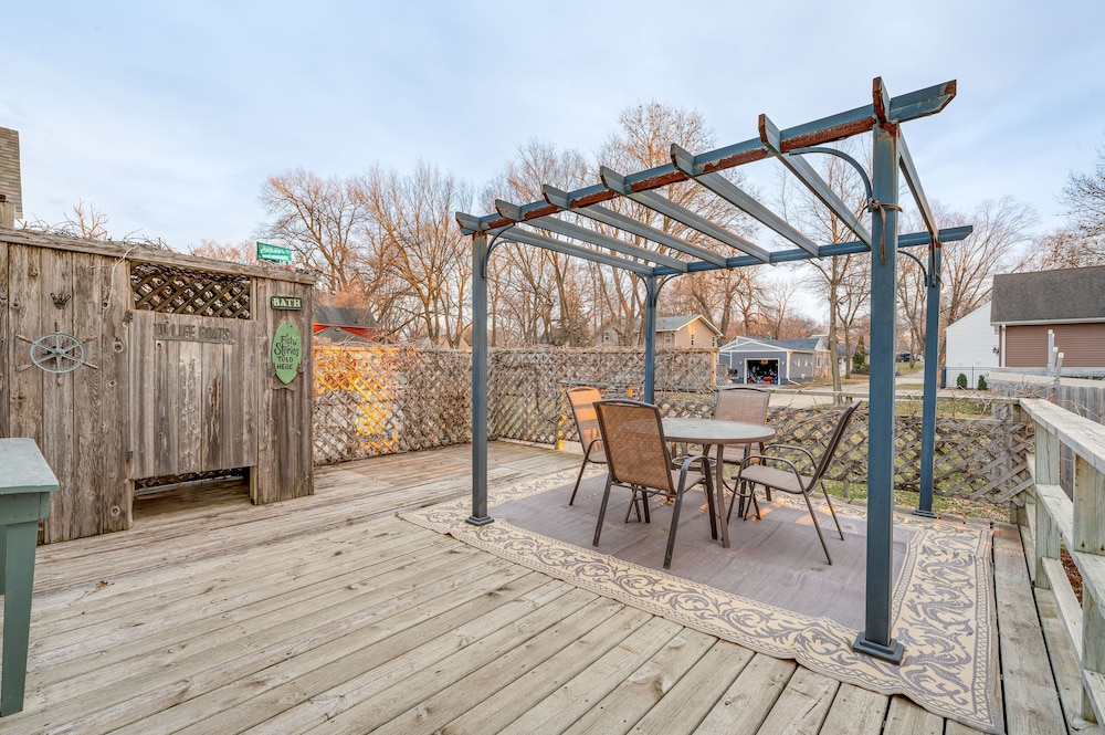 Clear Lake Vacation Rental: Walk to City Beach!