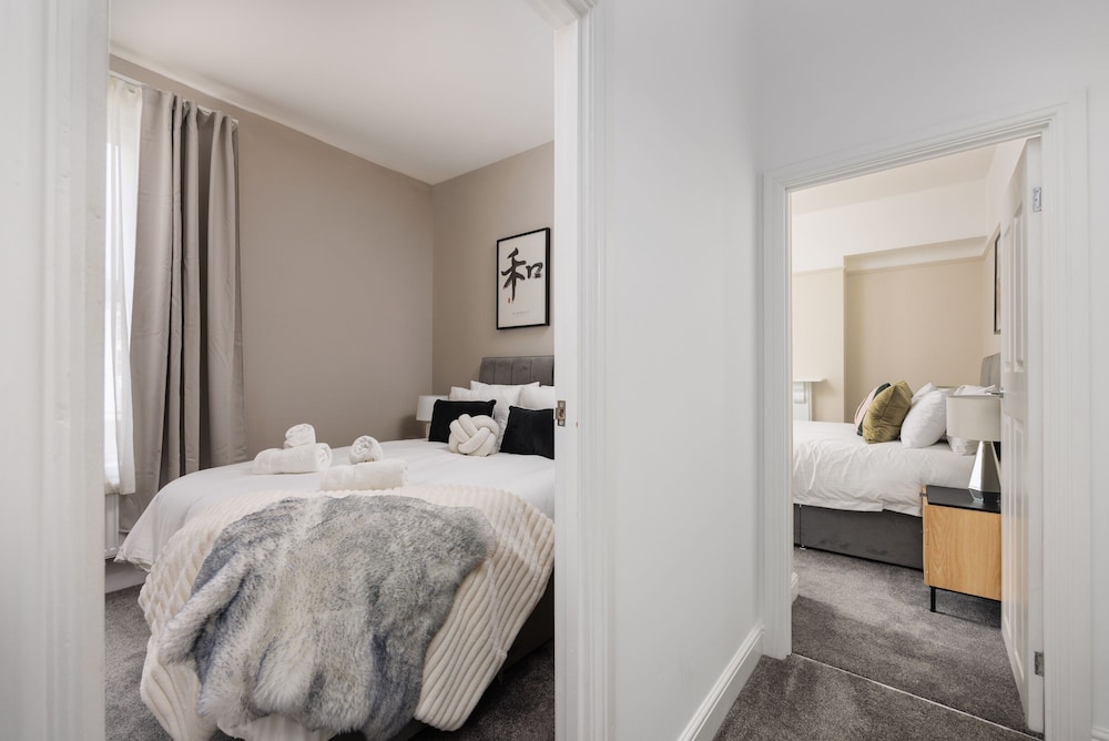 Luxurious 4 Bed House - Sleeps 8 view 2