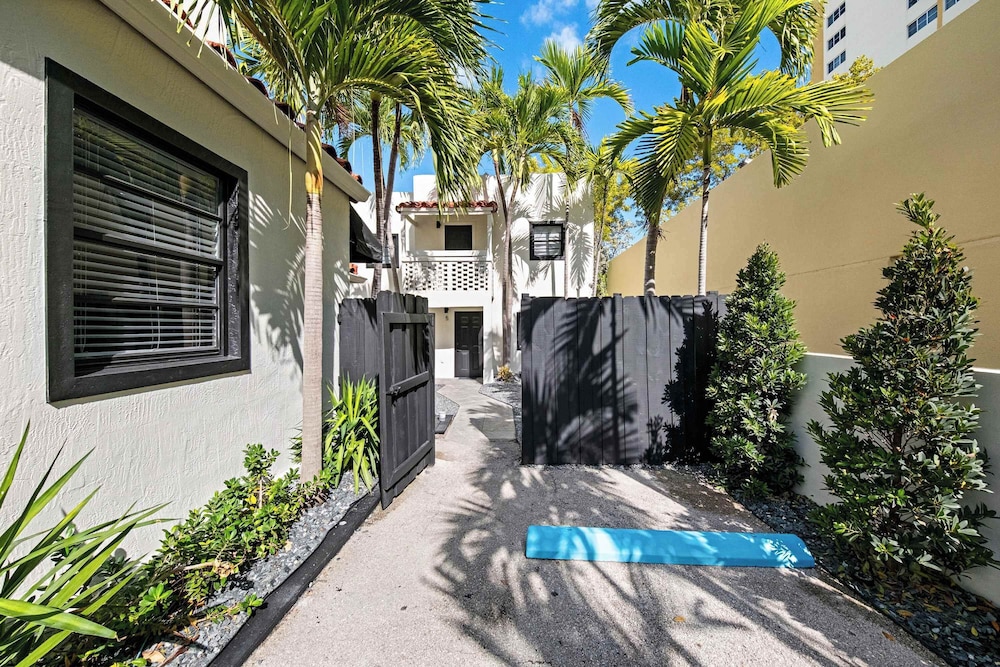 Retro Miami Getaway With Free Parking 1 Minute From Beach