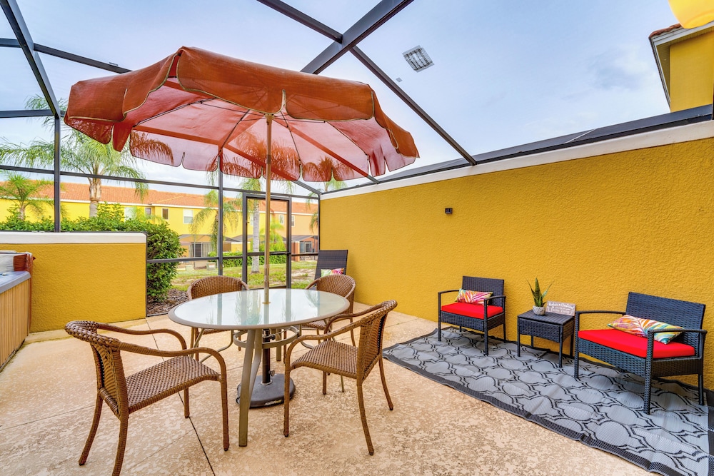 4 Mi to Disney World: Townhome w/ Hot Tub & Lanai!