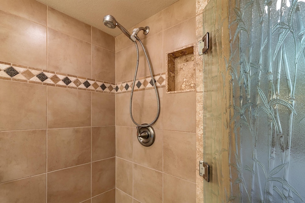 Kamaole Sands 2-204 - Dramatic Ocean and Courtyard Views, 1bd / 2ba, AC, Wi-fi