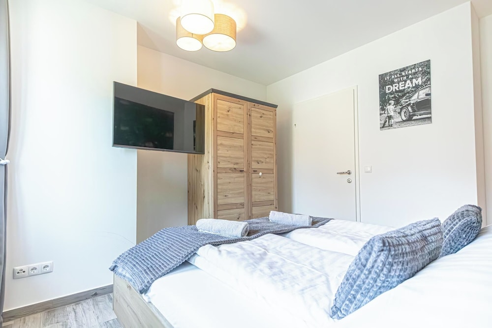 Modern 1BR 1LR Balcony City Centers