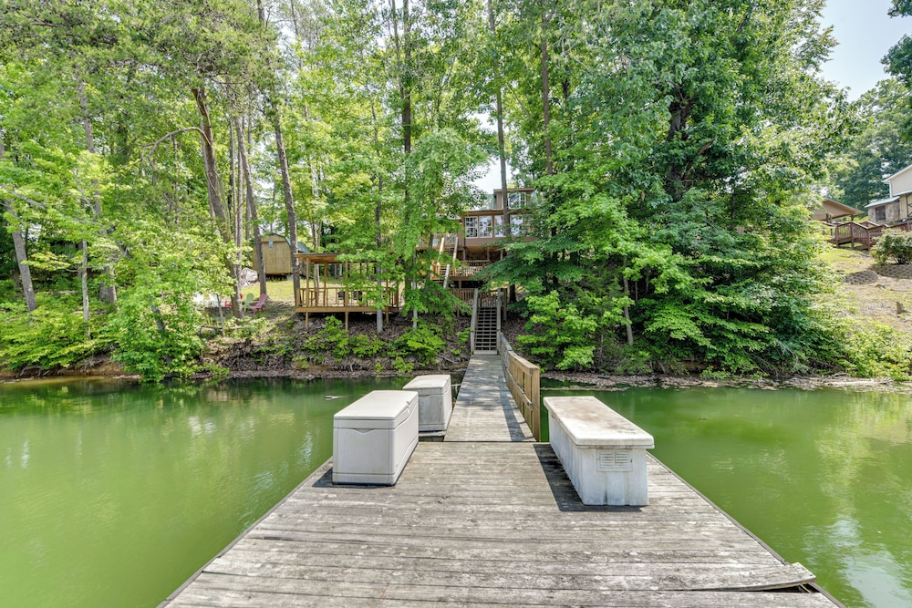 Boat Dock: Family-friendly Douglas Lake Home!