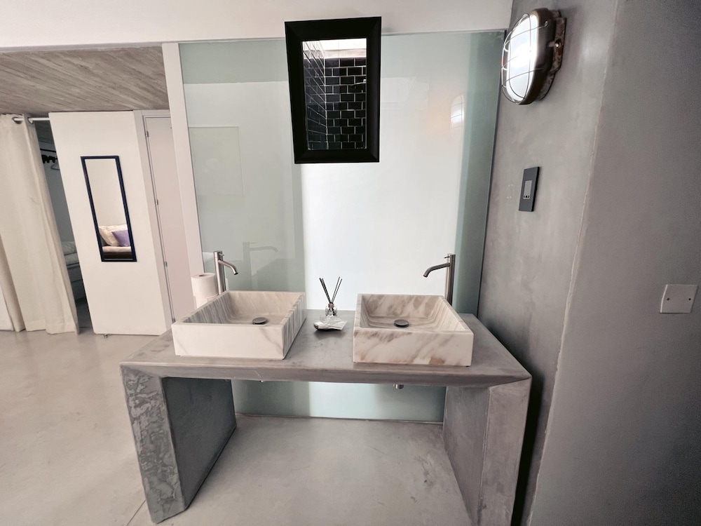 Spacious 1BR Penthouse With a Rooftop Terrace