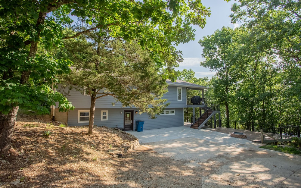 Happy Hideaway 4 Bedroom Home by RedAwning