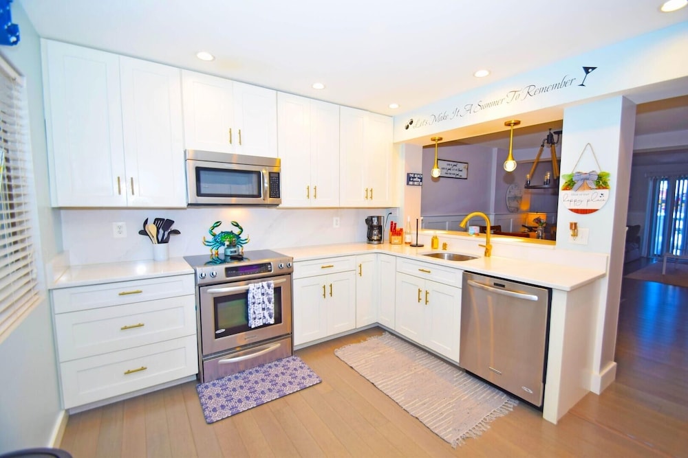 The Chateau 101b 2 Bedroom Condo by RedAwning view 5