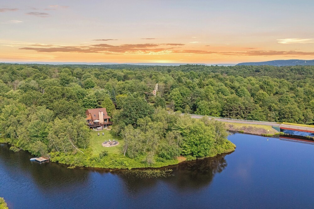 Waterside Haven by Avantstay Lakefront, Hot Tub, Game Room, Fire Pit view 4
