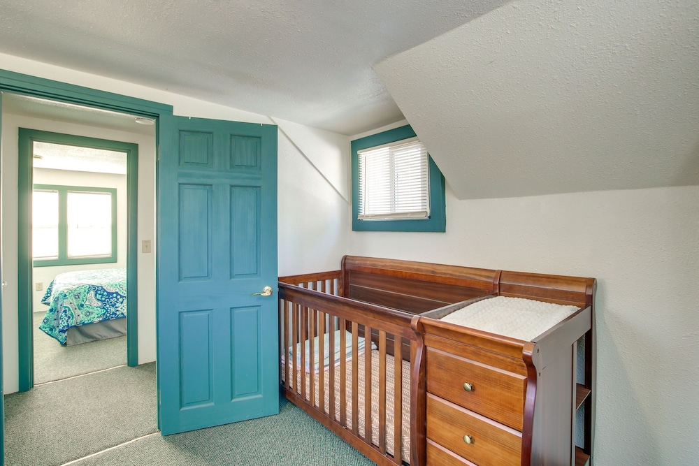 Colorful Cottage w/ Hot Tub - Steps to Long Lake! view 4